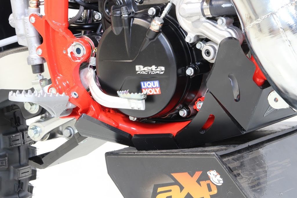 Piastra paramotore Xtrem AXP RACING 8mm con protezione leverismi BETA RR 125 2T 2020-2023