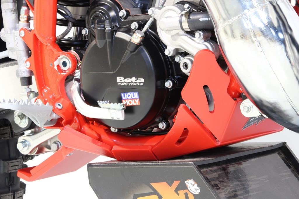 Piastra paramotore Xtrem AXP RACING 8mm con protezione leverismi BETA RR 125 2T 2020-2023