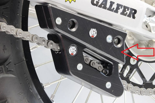 Cruna passacatena AXP RACING - PIASTRA PROTEZIONE VITI FISSAGGIO E ATTACCHI FORCELLONE